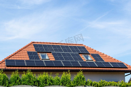 太阳太阳能板摄影照片_带光伏组件的屋顶