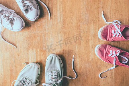 木桌背景上彩色运动鞋的顶视图。