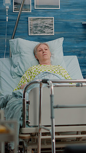 老年妇女躺在护理机构的病床上