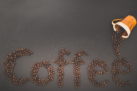 喜欢喝咖啡，咖啡豆排列着咖啡这个词