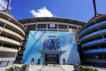 曼城摄影照片_英国曼彻斯特 — 2022年7月13日：曼彻斯特市体育场的正面也称为阿提哈德体育场，是曼城足球俱乐部的主场