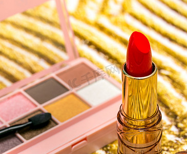 红色唇膏化妆展示美容产品和化妆品