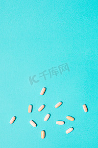 淡蓝色背景中的片剂药物治疗抗生素从上方