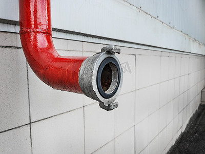 有特写镜头锁的红色消防管道
