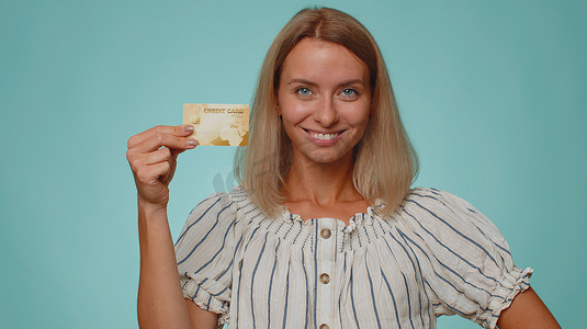 快乐的女人展示塑料信用卡广告转账无现金，网上购物