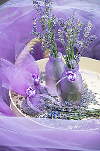 花瓶中的淡紫色薰衣草和薰衣草香袋，托盘上的雪纺袋，静物