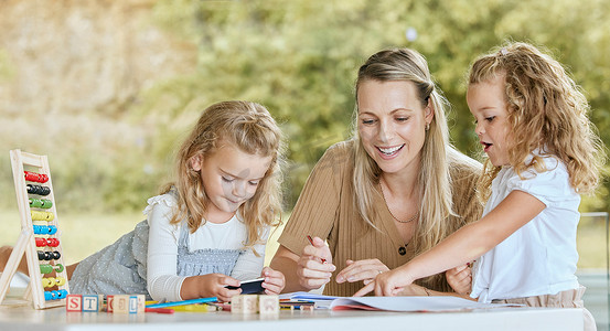 幼儿园数学和母亲帮助孩子们做家庭作业、测试或户外桌子上的数字，以促进教育、发展或心智成长。