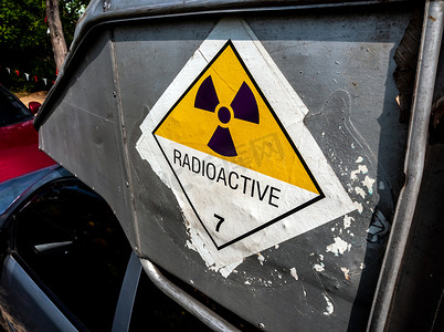 侧面运输卡车上 7 级危险品运输标签上的辐射警告标志