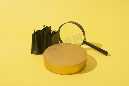黄色背景黑色星期五销售中的空模型讲台或底座和微型黑色购物袋