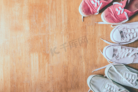 木桌背景上彩色运动鞋的顶视图。