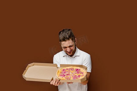 披萨广告摄影照片_餐厅提供在线披萨安全送货服务。