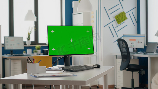 电脑显示屏上有绿色屏幕的空办公室