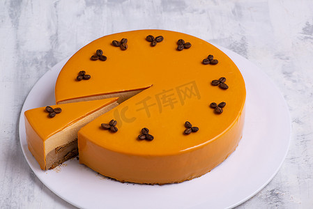 黄色分层摄影照片_美味的黄色分层蛋糕的特写镜头，上面是烤咖啡豆