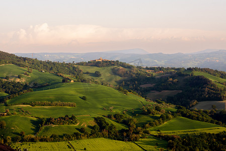 从意大利马尔凯 Belvedere Fogliense 欣赏 Montefabbri 的景色