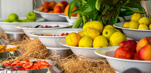 自助水果摄影照片_自助水果系列中桌上农场的新鲜苹果