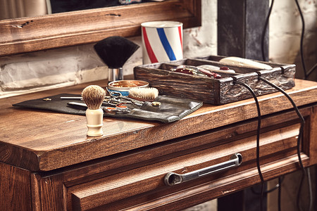 木制背景上的美发师工具。