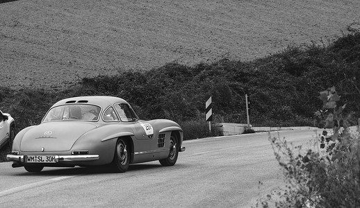 MERCEDES-BENZ 300 SL W 198 1954 一辆参加 2020 年 Mille Miglia 拉力赛的旧赛车，意大利著名的历史赛事（1927-1957）