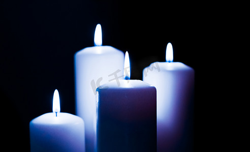 芳香蓝色花卉蜡烛设置在夜间、圣诞节、新年和假日背景、情人节豪华家居装饰和假日季节品牌设计