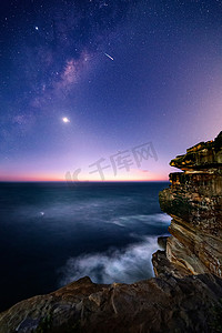悉尼海岸在夜与满天星斗的银河天空