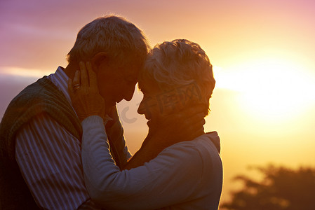 爱我人民摄影照片_温柔地爱我，真诚地爱我......一对老年夫妇在日落时分享浪漫时刻的裁剪镜头。
