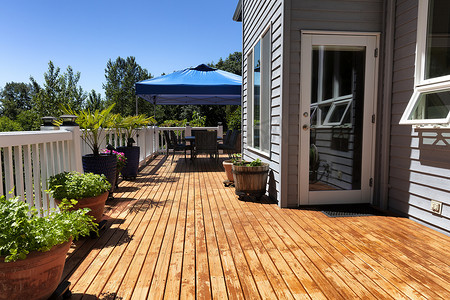 带户外家具和花园后院的家庭木甲板