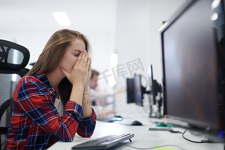 疲惫的休闲女商人下班休息