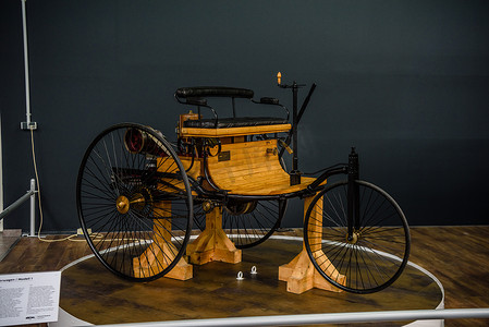 德国辛斯海姆 — 2022年5月：奔驰专利汽车模型1 1886