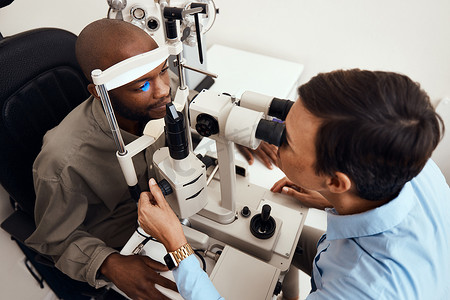 配镜师摄影照片_在验光师、配镜师或眼科医生处对上述患者进行眼睛、视力或视力测试或检查。
