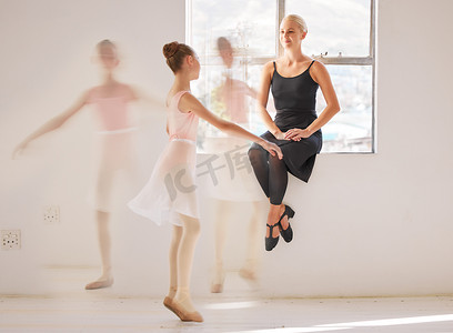 芭蕾舞、舞蹈工作室培训的学生和老师以及与女舞者在剧院的激励支持。