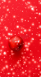 雪花小装饰摄影照片_红色背景的圣诞小玩意，雪花闪闪发亮，豪华寒假卡
