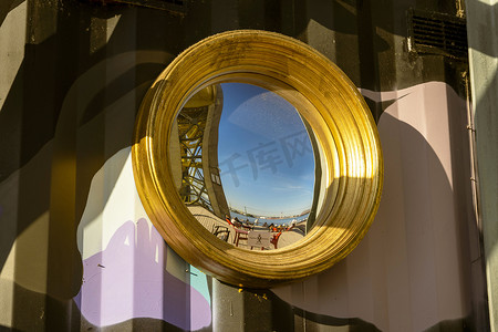 工业风格的沿海咖啡馆里的时尚舷窗