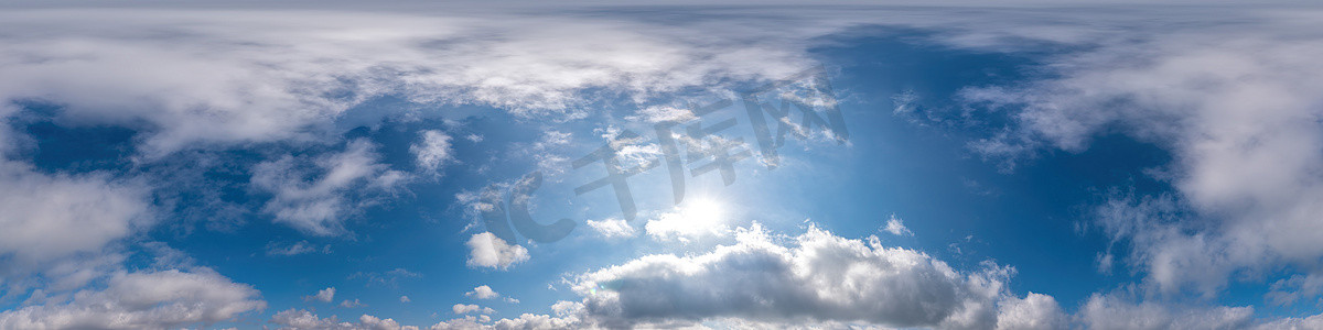蓝天全景与卷云在无缝球形 equirectangular 格式。