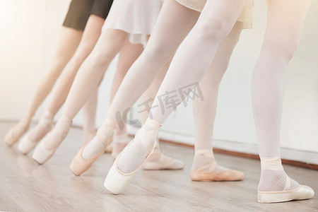 芭蕾舞、健身和女舞者腿部在演播室进行训练、锻炼和锻炼，进行表演比赛。