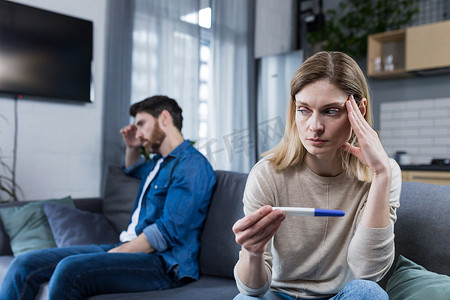 年轻的家庭男女对妊娠试验的结果不满意和失望