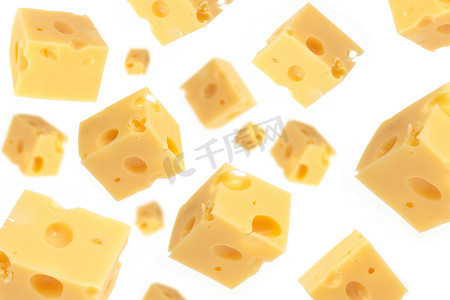 下降的奶酪立方体，隔离在白色背景，有选择的焦点。