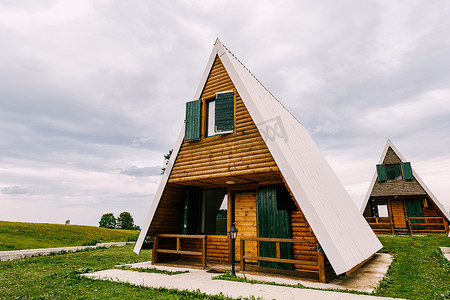 立体三角形边框摄影照片_杜米托尔国家公园的三角形二层楼房屋