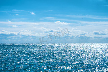 蓝色的大海，天空和云彩