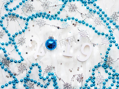 圣诞节和新年背景，配有 2019 年数字、银蓝色装饰和灯泡。