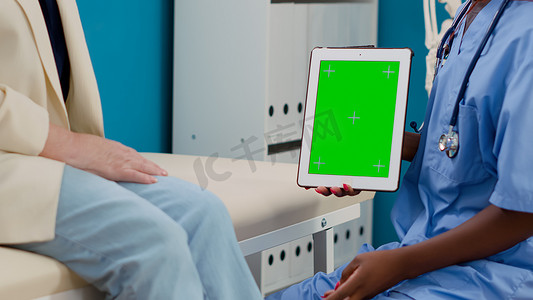 医疗护士和病人在平板电脑上看绿屏