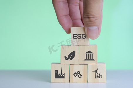 背景和复制空间上带有 ESG 环境社会和治理符号的木制立方体。商业概念。