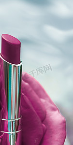 玫瑰唇唇摄影照片_液体背景上的紫色唇膏和玫瑰花、防水魅力化妆品和唇彩化妆品产品，用于豪华美容品牌假日设计