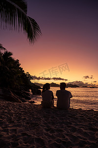 Anse Patates, La Digue Island, Seyshelles, Drone airview of La Digue Seychelles bird view, 成熟的情侣男女度假塞舌尔