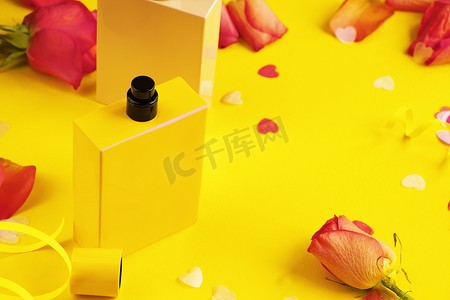 国色天香美女摄影照片_打开黄色背景上的香水瓶。