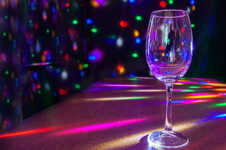 桌子上的玻璃与明亮的节日灯光
