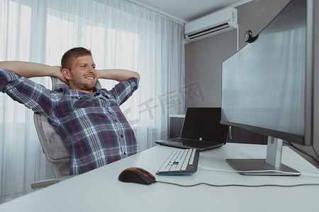 计算机程序员摄影照片_在家工作的男性计算机程序员
