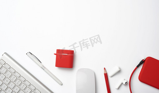 白色无线键盘、红色智能手机、白色 backgr 上的鼠标