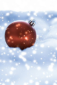 蓝色蓬松毛皮上的青铜圣诞小饰品，闪闪发光的雪花，奢华的冬季假期设计背景