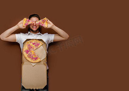 披萨广告摄影照片_餐厅的在线披萨安全送货服务。
