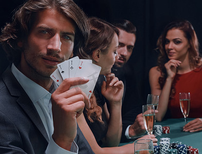一群阴险的扑克玩家