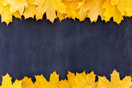 黑色背景上的秋叶框顶视图秋天边界黄色和橙色叶子复古结构表复制文本空间。